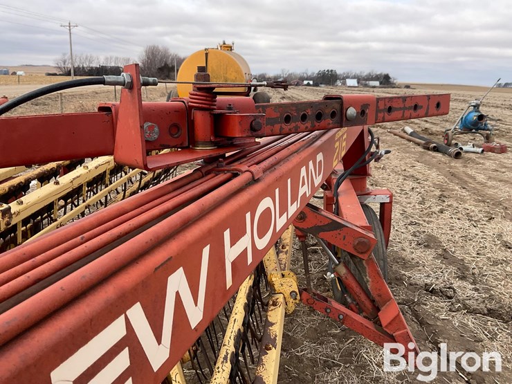 new-holland-216-image-15