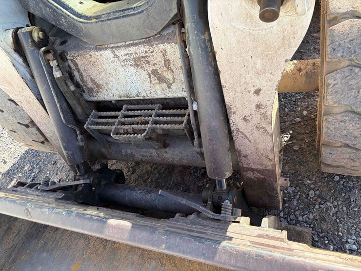 2011-bobcat-s770-image-10