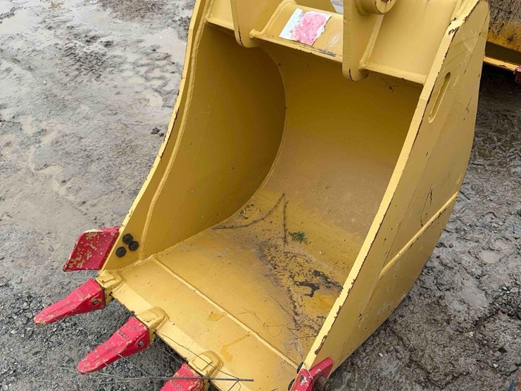 26"-cat-backhoe-bucket-with-side-cutters-image-1