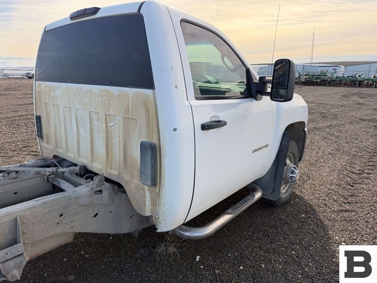 2010-chevrolet-silverado-3500-image-24