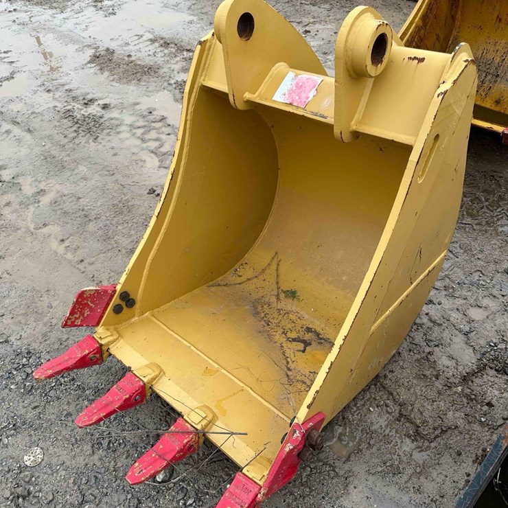 26" CAT Backhoe Bucket With Side Cutters