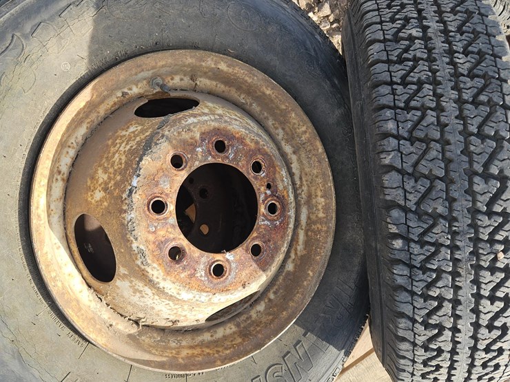 16.5"-tires-on-8-bolt-steel-dually-rims-image-17