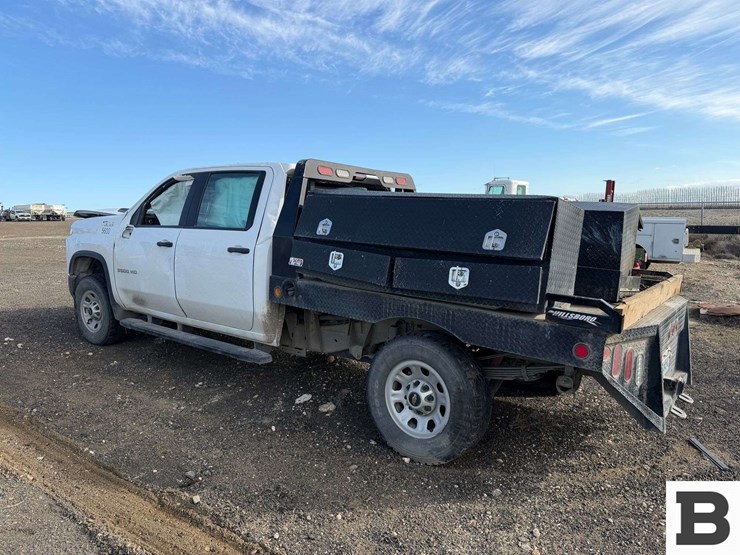 2023-chevrolet-silverado-3500-image-2