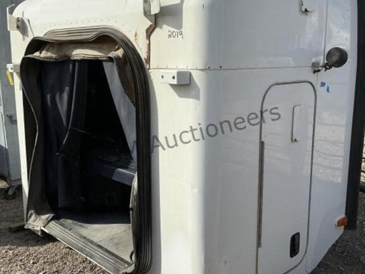 semi-sleeper-cab-image-2