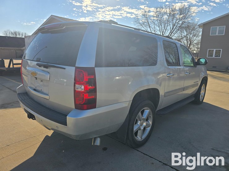2014-chevrolet-suburban-image-5