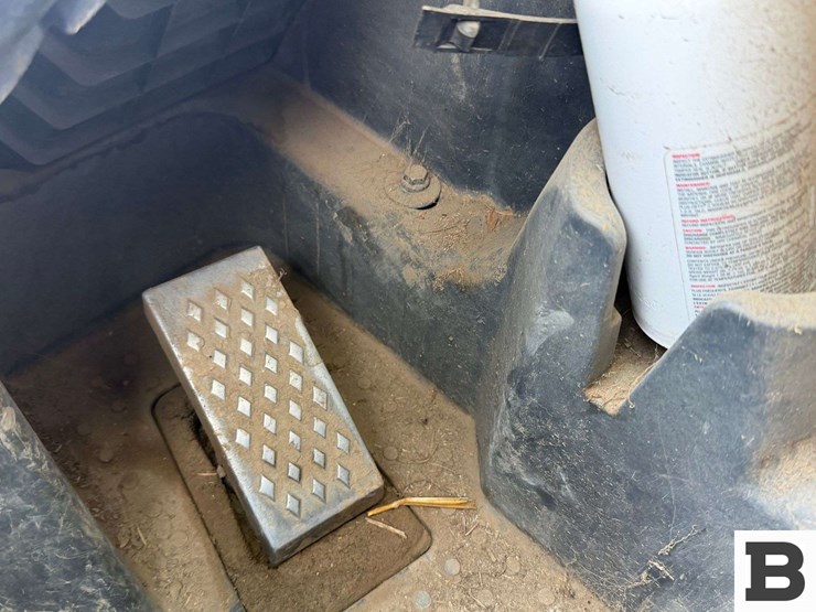 2010-john-deere-329d-image-44