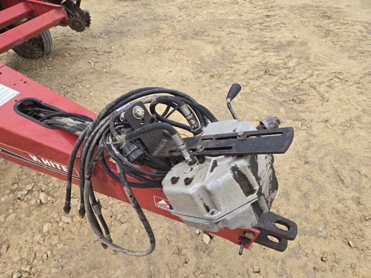 2004-white-8100-image-4