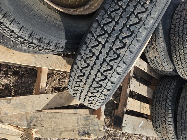 16.5"-tires-on-8-bolt-steel-dually-rims-image-18