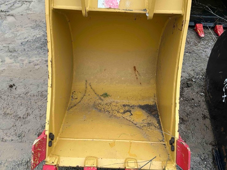 26"-cat-backhoe-bucket-with-side-cutters-image-2