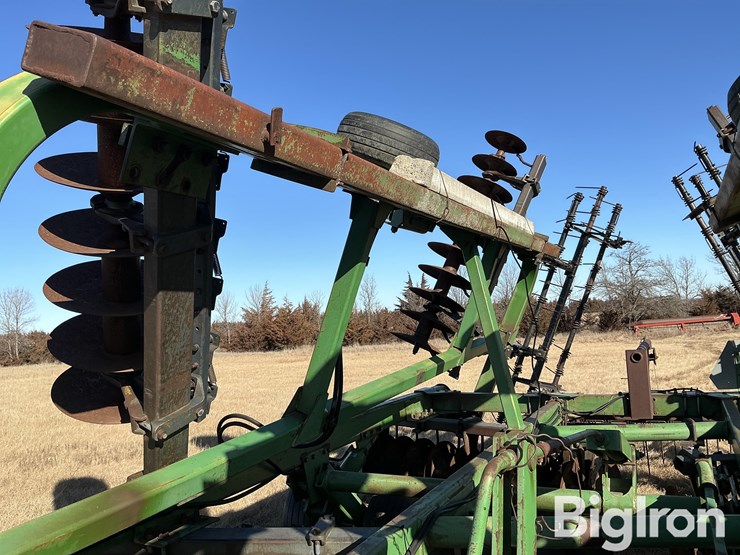 john-deere-335-image-10