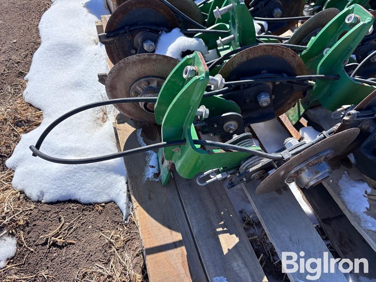 john-deere-rear-mount-disc-fertilizer-for-planter-image-11