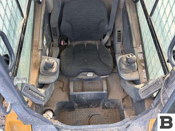 2010-john-deere-329d-image-35