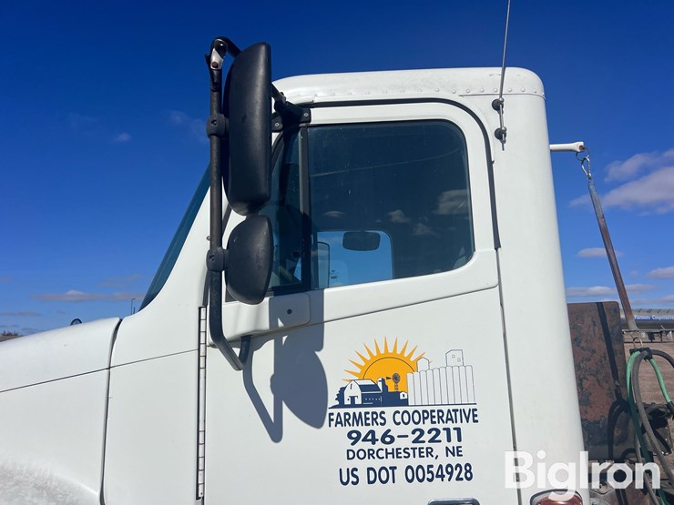 2004-freightliner-columbia-120-image-9