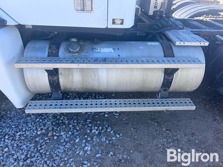 2006-freightliner-columbia-120-image-11