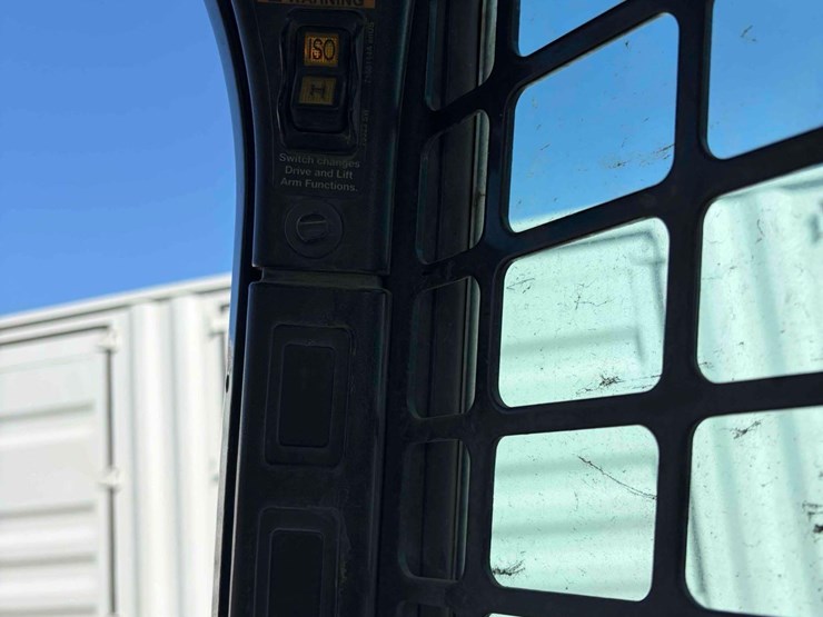 2011-bobcat-s770-image-16