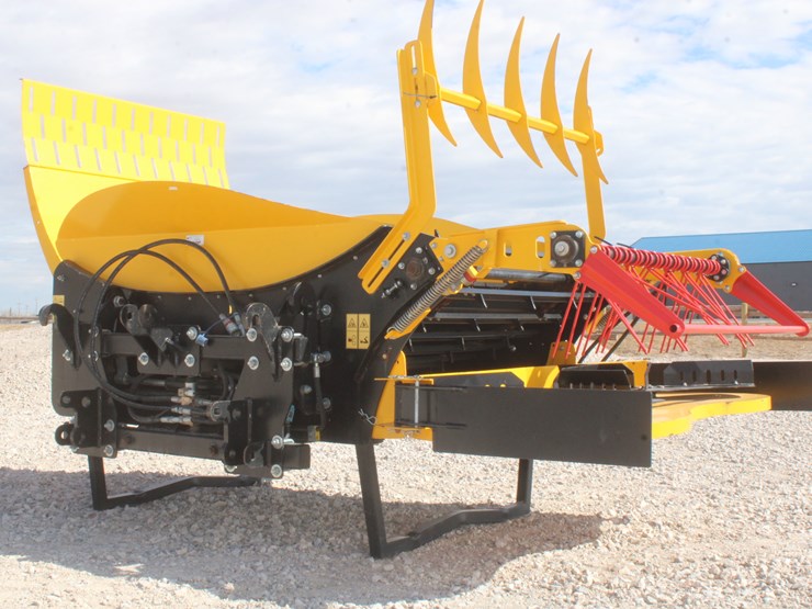 #1017-•-yellow-x24-bale-shredder-image-22