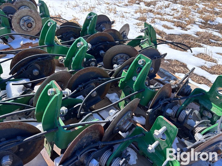 john-deere-rear-mount-disc-fertilizer-for-planter-image-14