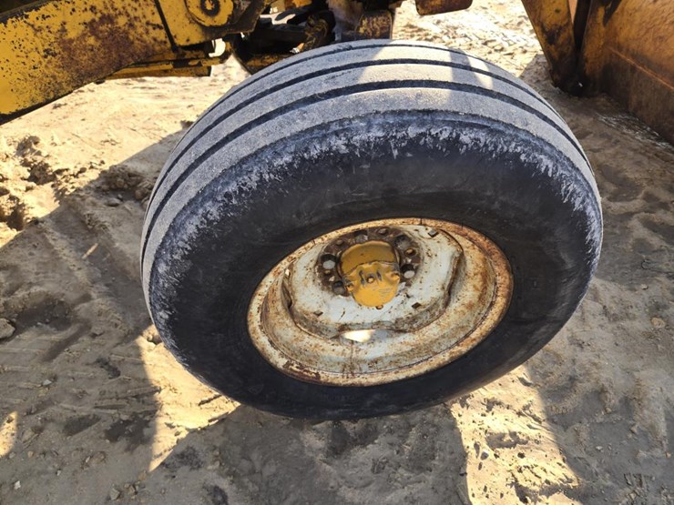 john-deere-300-image-17