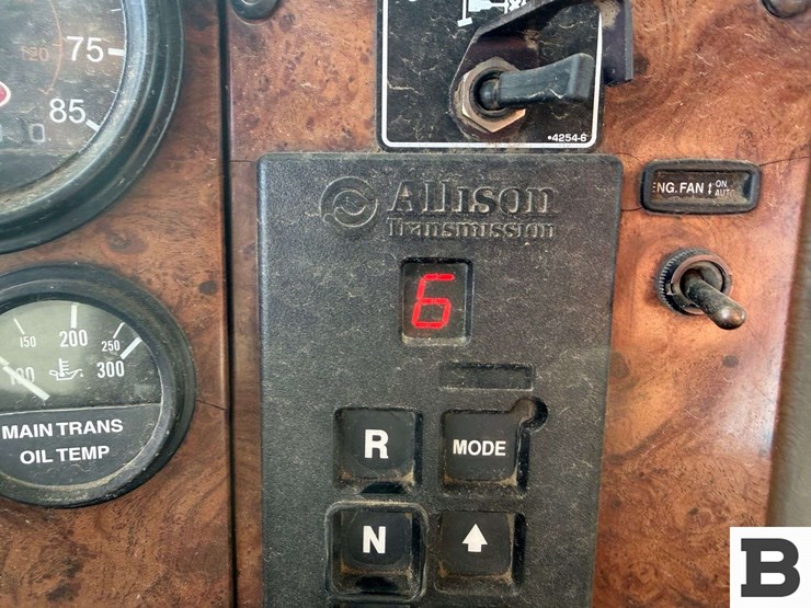 2001-peterbilt-330-image-44