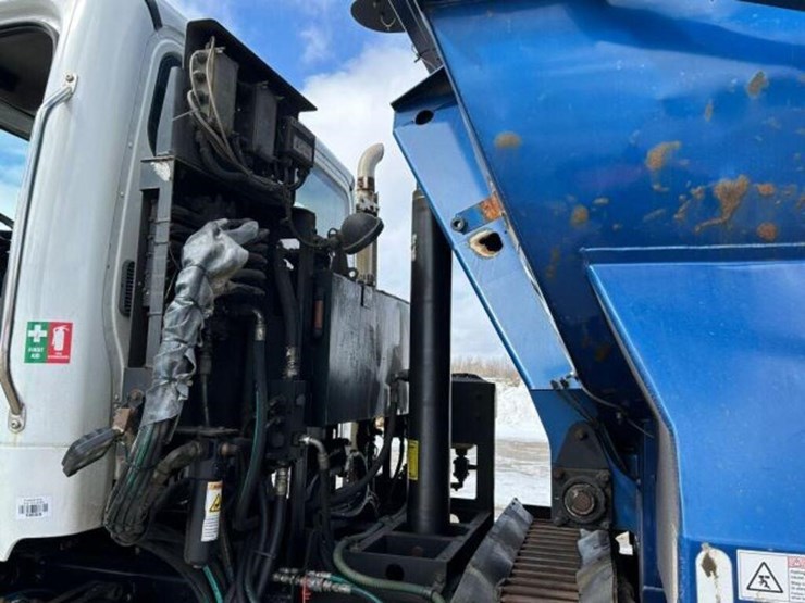 2013-freightliner-108sd-image-27