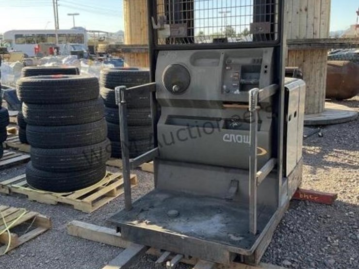 crown-3400-series-electric-order-picker-image-2