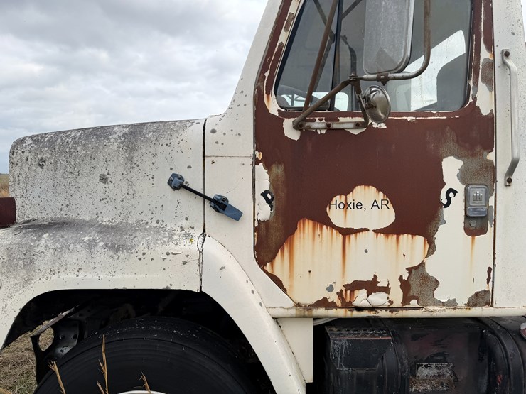 #41247-•-inop-1978-international-f-2275-daycab-truck-image-26