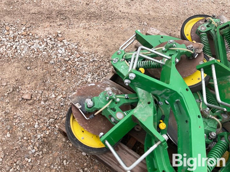 john-deere-12-image-16