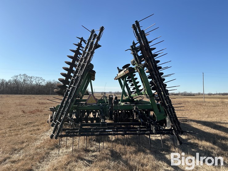 john-deere-335-image-6