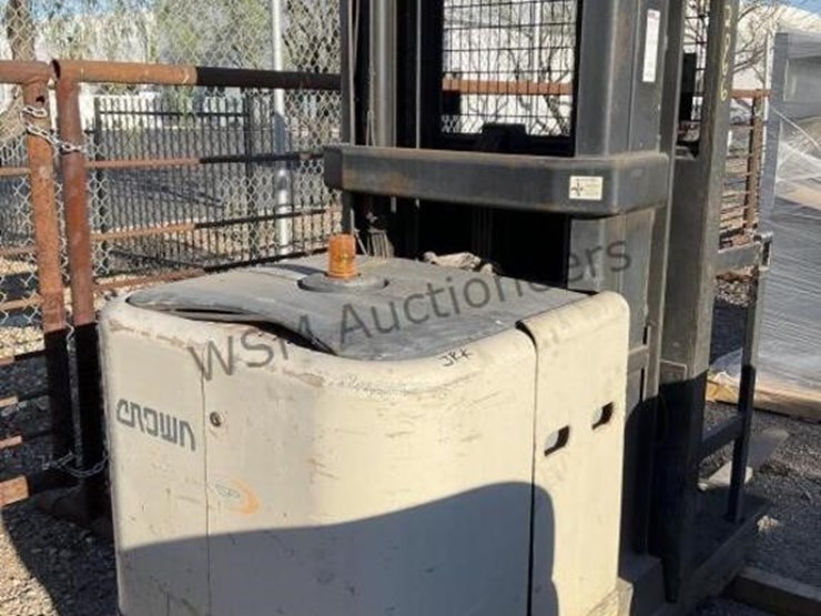 crown-3400-series-electric-order-picker-image-4