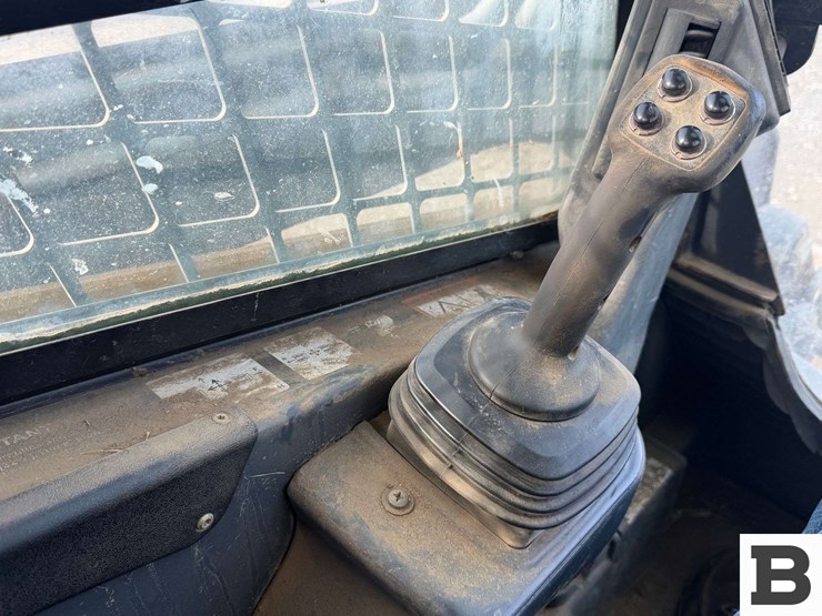 2010-john-deere-329d-image-41