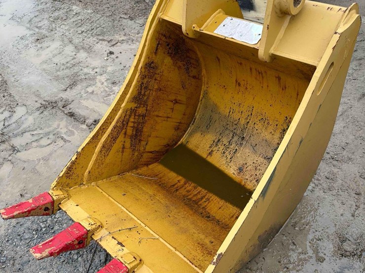 24"-cat-backhoe-bucket-image-1
