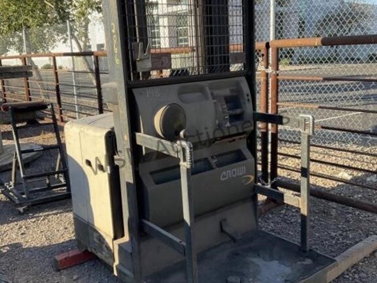 crown-3400-series-electric-order-picker-image-1