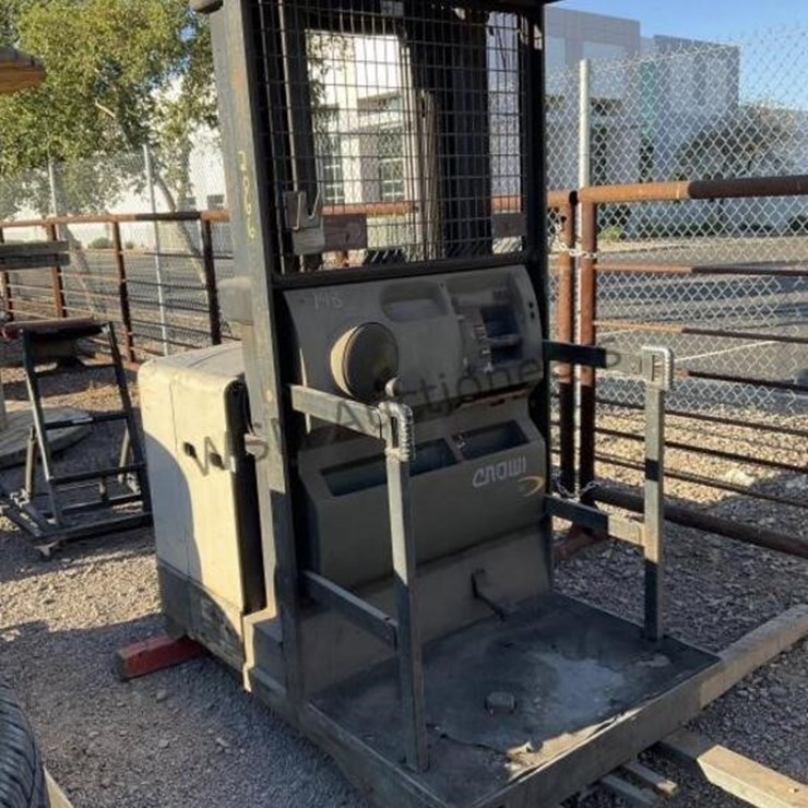 CROWN 3400 SERIES ELECTRIC ORDER PICKER