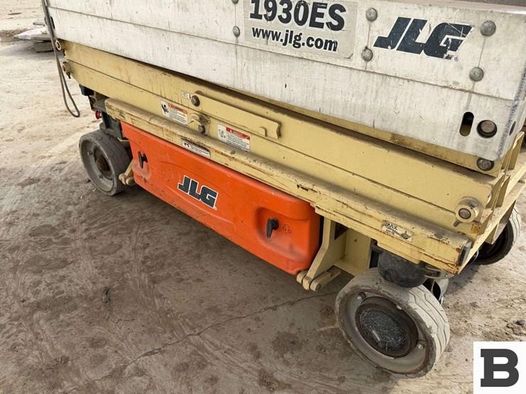 2011-jlg-1930es-image-13