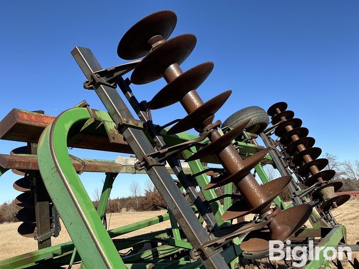 john-deere-335-image-13