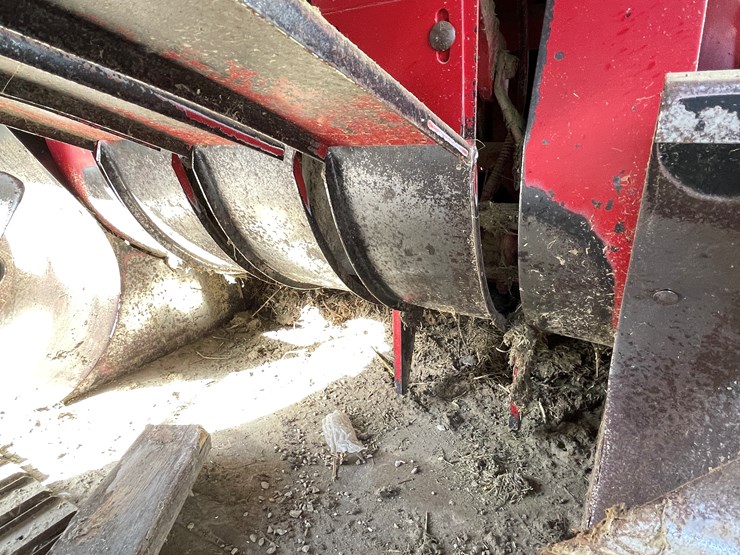 #3200-•-case-8575-square-baler-image-11