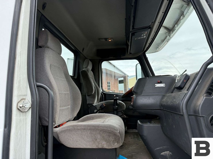 2001-volvo-vnl-tractor-truck---albany,-or-image-35