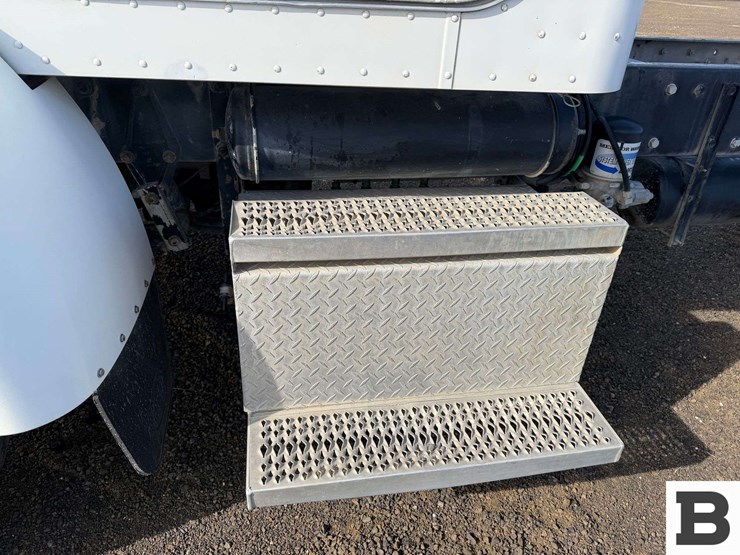 2001-peterbilt-330-image-8