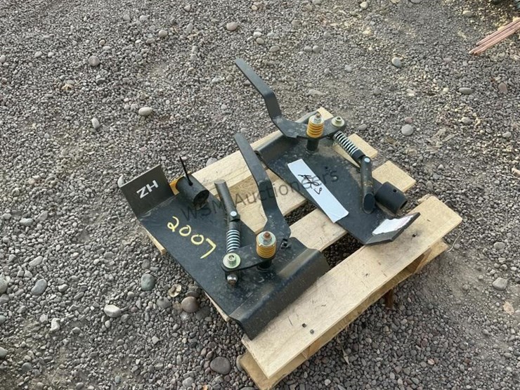 skid-steer-quick-tach-latch-box-adapter-image-3