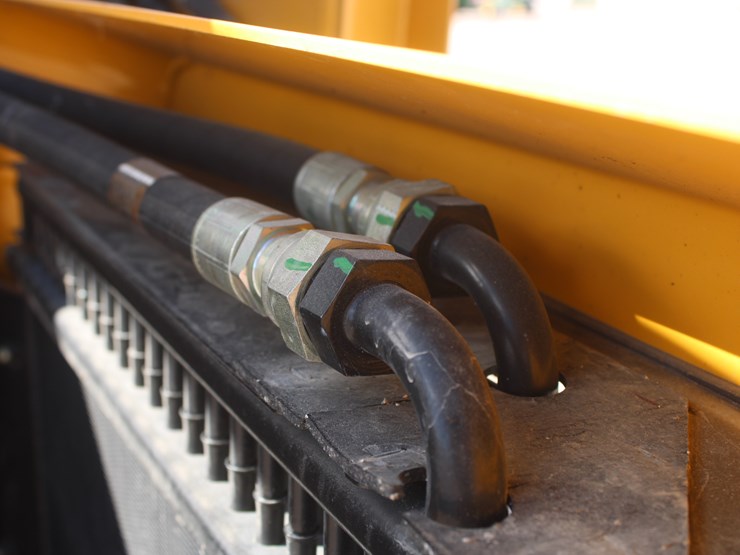 john-deere-325-image-30