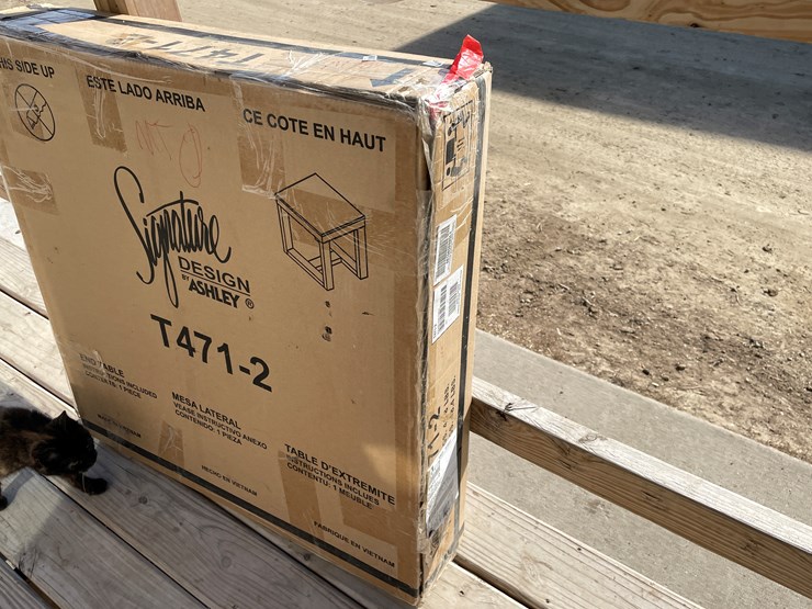 #3526-•-new-ashley-signature-end-table-image-4