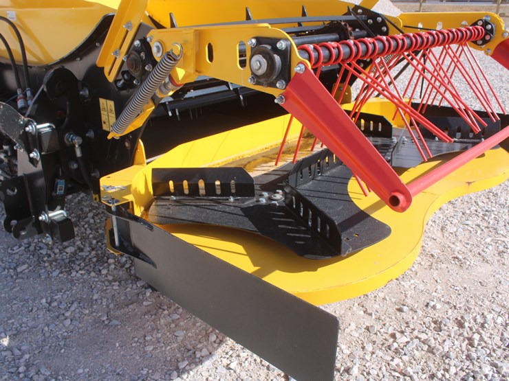 #1017-•-yellow-x24-bale-shredder-image-15