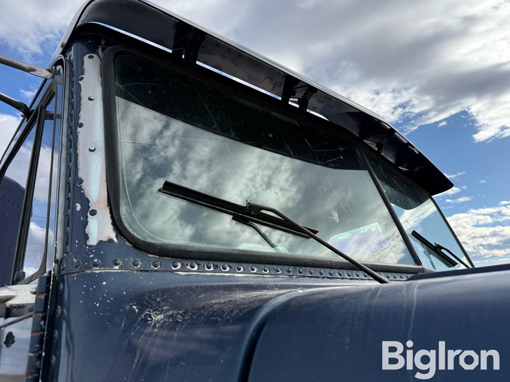 1993-freightliner-fld120-image-11