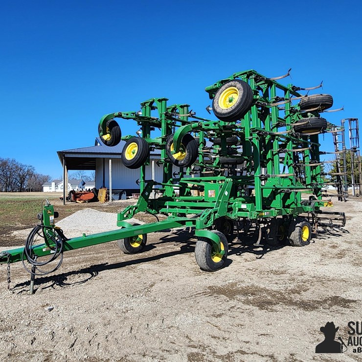 2011 JOHN DEERE 2210