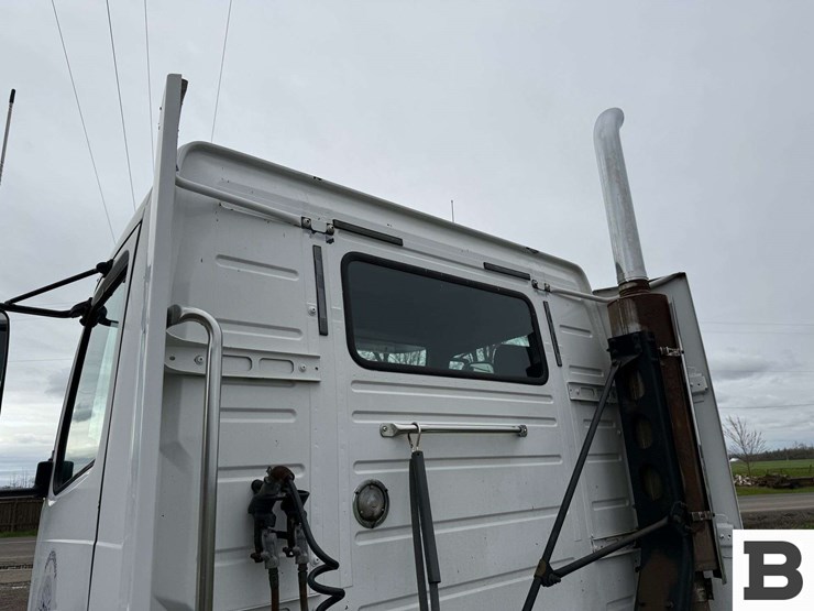 2001-volvo-vnl-tractor-truck---albany,-or-image-19