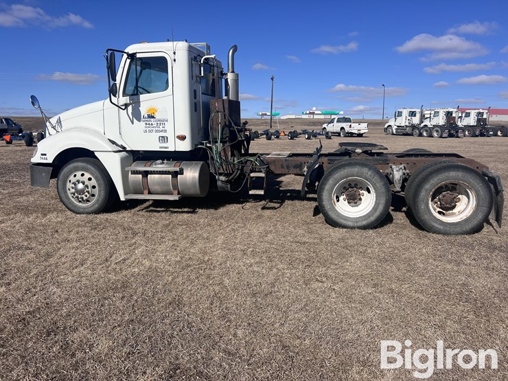 2004-freightliner-columbia-120-image-8