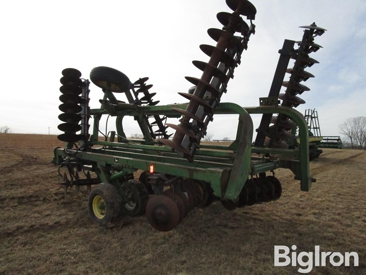 john-deere-335-image-8