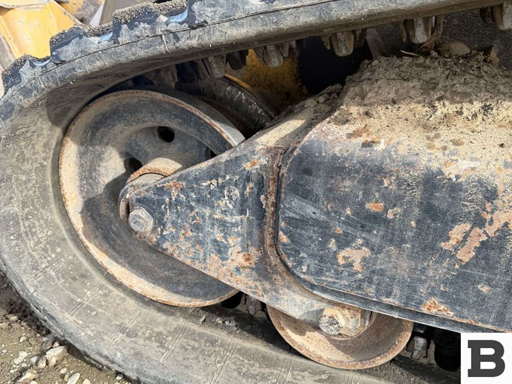 2010-john-deere-329d-image-11