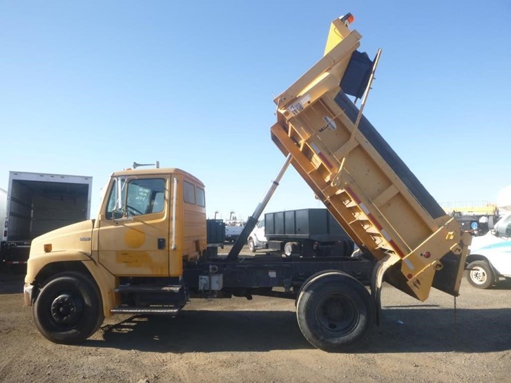 2004-freightliner-fl70-image-8