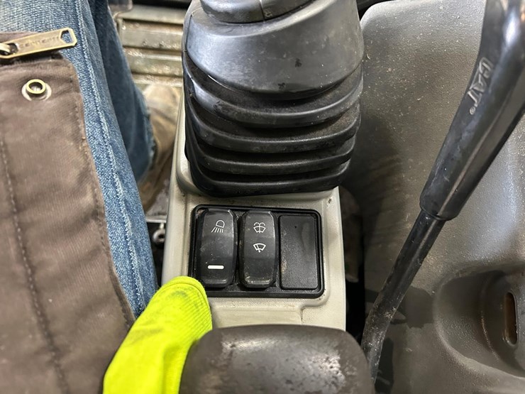 2016-caterpillar-305.5e2-image-23